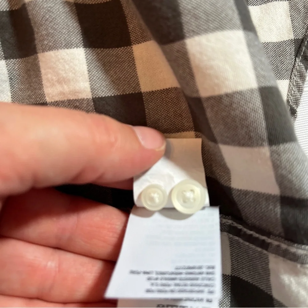 American Eagle Outfitters Black and White Gingham Plaid Button-Down Men's Large - Picture 5 of 7